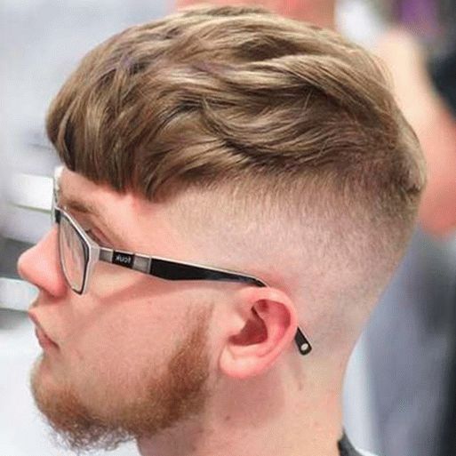 Muška frizura s obrijanim stranama za tinejdžere