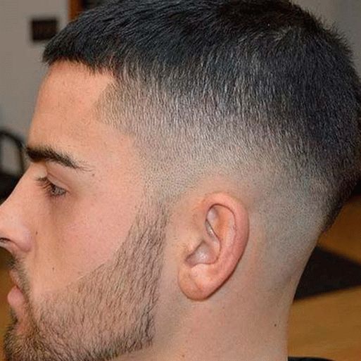 Muška frizura s obrijanim stranama za tinejdžere